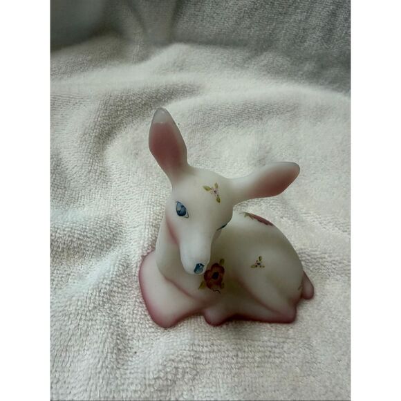 Fenton Glass Deer Fawn Hand Painted Berries & Blossoms Signed Vintage - Picture 5 of 9